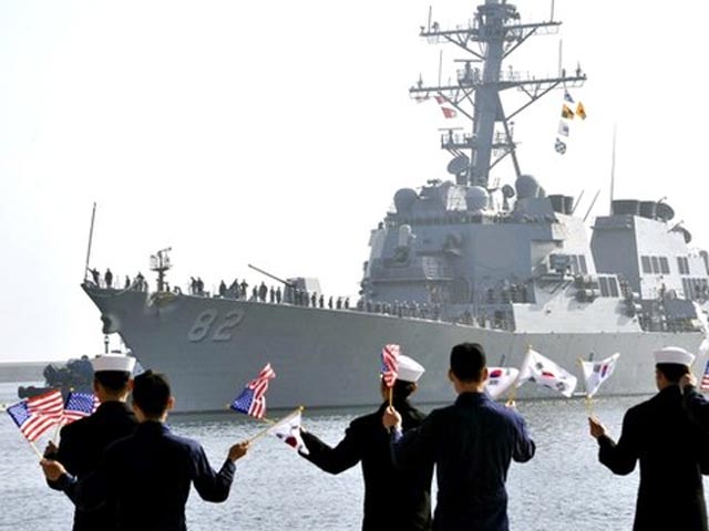 На фоне крайне обострившейся обстановки в КНДР Южная Корея и США проводят совместные военные учения в Японском море, передает BBC