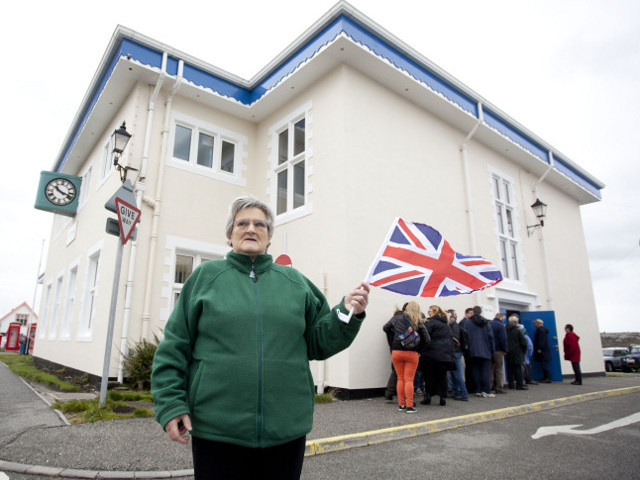 За сохранение Фолклендами статуса заморской территории Великобритании проголосовали 98,8% участников проводившегося на островах двухдневного референдума
