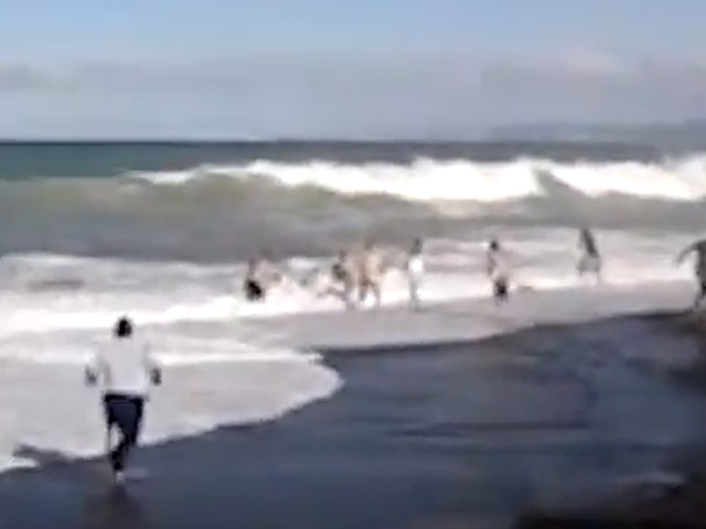 12-летний Джошуа Маккуойд играл на берегу со своим 13-летним другом Никироа Ратапу, когда его накрыло волной и на несколько метров отбросило от берега