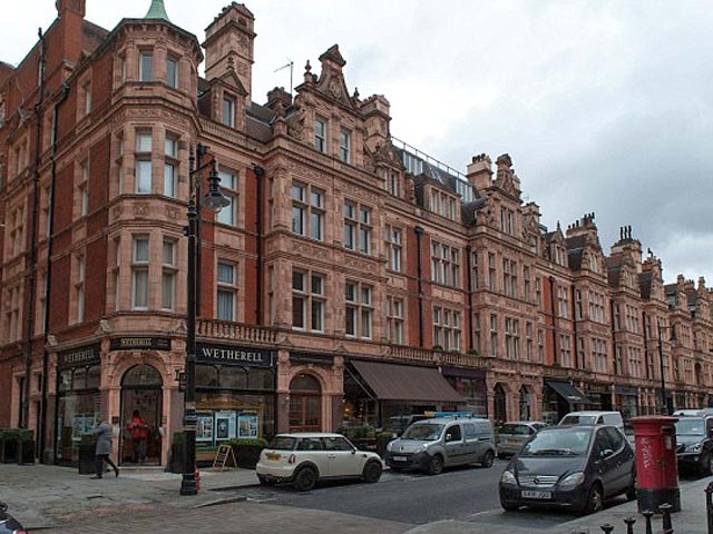 Тело Роберта Трояна было найдено в пятницу 8 марта в его апартаментах, расположенных в районе Мейфэйр в Вестминстере, пишет газета The Daily Mail. В этом деловом квартале Лондона находятся самые дорогие офисы