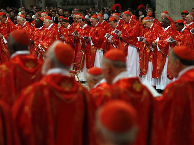 Высшие иерархи Католической церкви в полном составе совершили сегодня в соборе Святого Петра особую мессу за успех конклава - тайных выборов Папы Римского