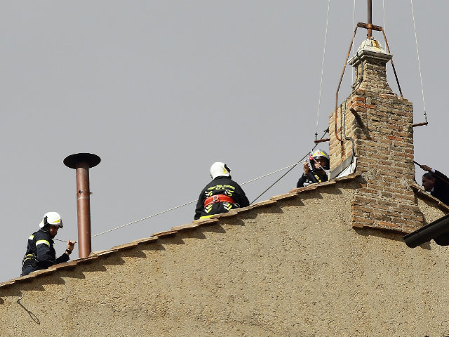 Сегоденя Ватикан раскрыл технологии, благодаря которым удае получать нужный цвет дыма из трубы, установленной на крыше Сикстинской капеллы
