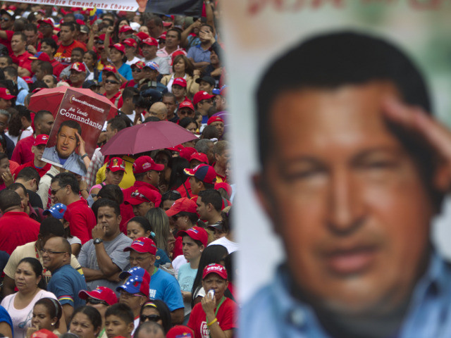 В здании Венесуэльской военной академии, где выставлено для прощания тело президента Уго Чавеса, ровно в 16:25 по местному времени (00:55 мск) 12 марта прозвучали траурные звуки фанфар