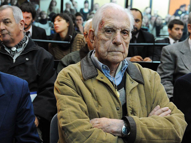 Аргентинский суд приговорил во вторник бывшего диктатора и дивизионного генерала в отставке Рейнальдо Бенито Биньоне к пожизненному заключению за преступления против человечества
