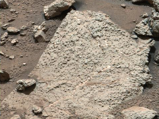 Анализ образцов горной породы, собранных марсоходом Curiosity в прошлом месяце, показал, что в древности условия на Красной планете были пригодны для поддержания жизни микробов