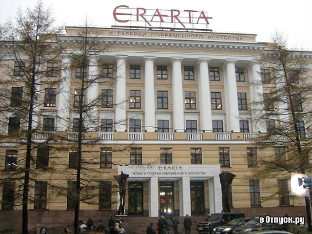 В Петербурге осквернили музей, планирующий постановку "Лолиты". Спектакль пройдет под охраной