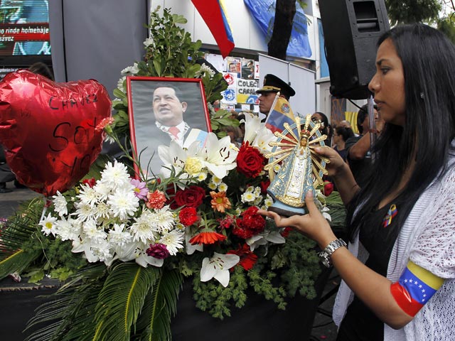 Траур по Уго Чавесу продлили еще на два дня: поток желающих попрощаться с президентом не иссякает