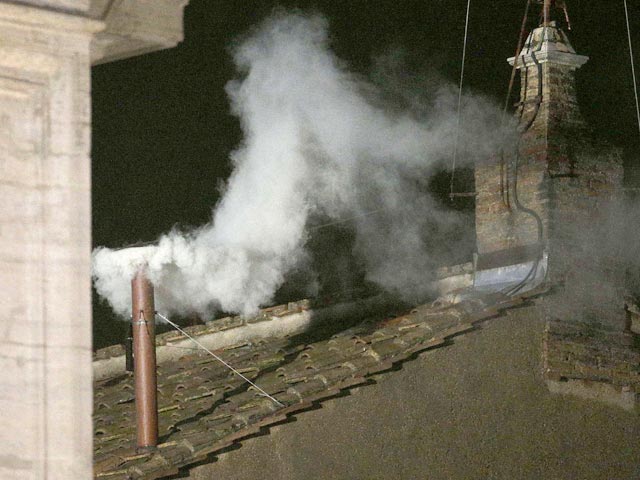 Примерно в 19:05 по европейскому времени (22:05 мск)из трубы на крыше Сикстинской капеллы повалил белый дым