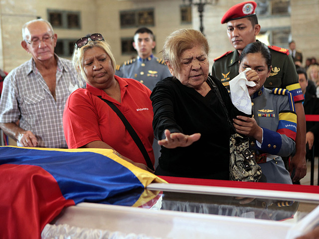 Правительство Венесууэлы заявило в среду, что тело скончавшегося президента Уго Чавеса, возможно, не удастся забальзамировать, как планировалось ранее, поскольку процесс необходимо было начинать раньше