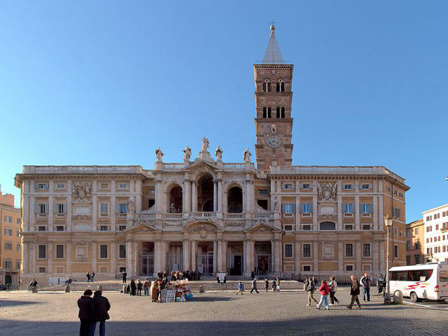 Папа направился в базилику Санта Мария Маджоре - один из старейших христианских храмов мира, чтобы помолится там о своем новом служении