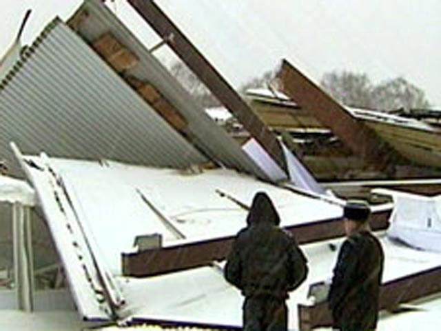 В Москве утром в субботу под тяжестью снега рухнули еще две крыши в нежилых зданиях: ангаре, используемом под склад одежды, и автосалоне