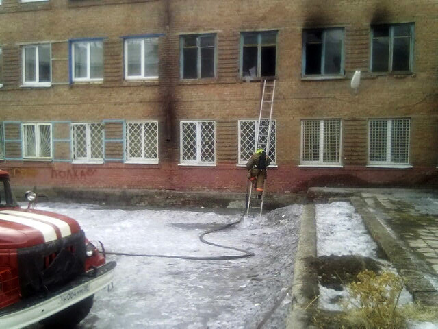 Как сообщили в пресс-службе МЧС России, возгорание на площади 50 кв м произошло в 11:10 мск (16:10 местного времени)