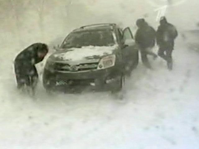 Почти все автомобильные дороги перекрыты в Минской области для расчистки снежных заносов