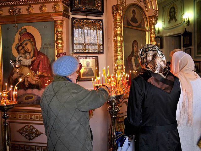 Православные христиане в Прощеное воскресенье - последний день масленичной недели перед Великим постом, который в этом году начинается 18 марта, собираются в храмах и, по традиции, просят друг у друга прощения