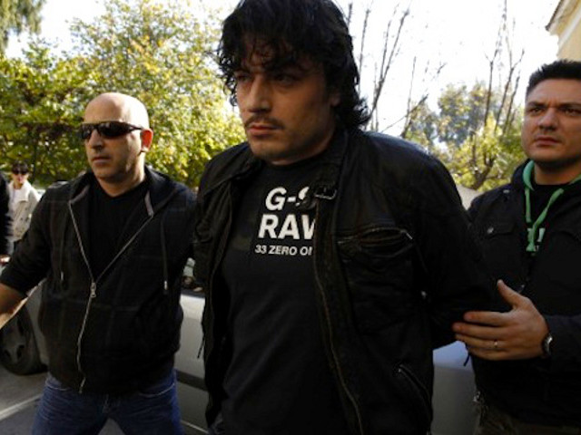 Известный преступник, албанец Алкет Ритзай, захвативший нескольких заложников при неудавшейся попытке побега из тюрьмы в Центральной Греции, после многочасовых переговоров сдался властям