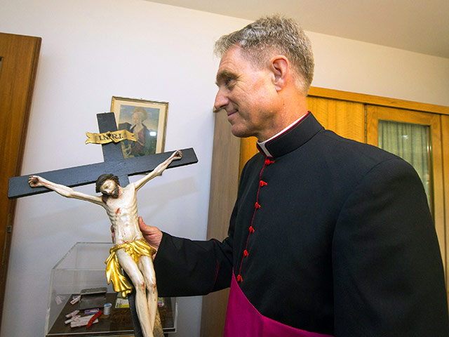 Архиепископ Георг Генсвайн, префект Папского дома и секретарь Бенедикта XVI, продолжает исполнять свои обязанности и играет связующую роль между нынешним и ушедшим на покой Папами