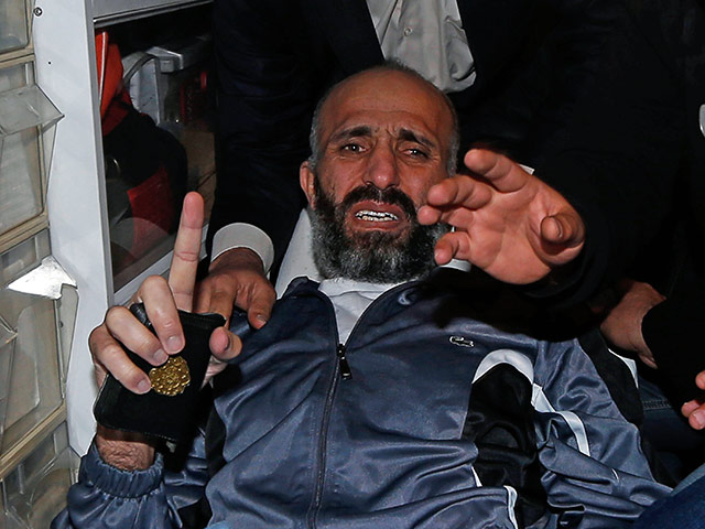 53-летний палестинец, долго находившийся в тюрьме, выпущен на свободу и отправлен в сектор Газа