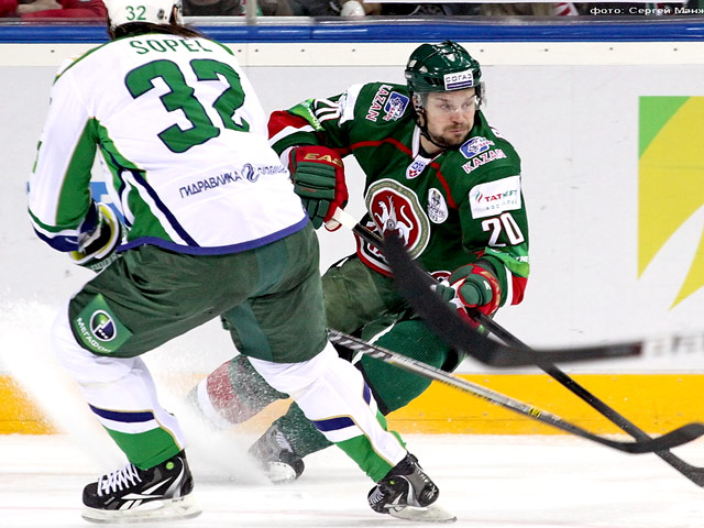 Уфимский "Салават Юлаев" на своем льду обыграл казанский "Ак Барс" в шестом матче упорнейшей полуфинальной серии Восточной конференции Континентальной хоккейной лиги (КХЛ)