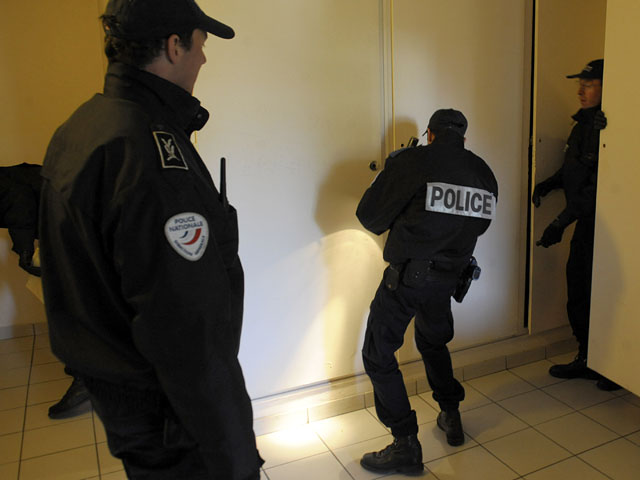 В Марселе департамента Буш-дю-Рон французская полиция взяла штурмом помещение стоматологической клиники в центре города, в котором укрылся вооруженный преступник
