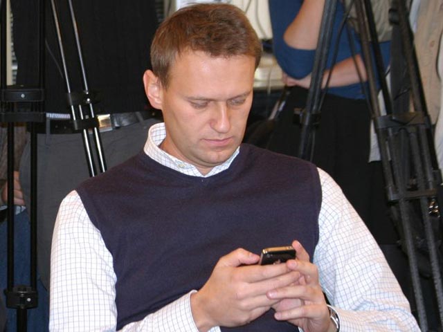 Алексей Навальный вызвал возмущение блоггеров, опубликовав в Twitter фото с банкета в Кремлевском дворце съездов. Сам борец с коррупцией объяснил, что пришел с женой на вечеринку, так как является членом совета директоров "Аэрофлота"