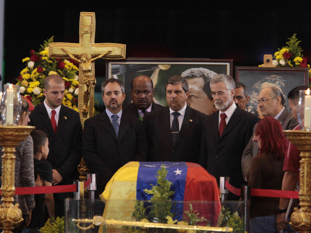 Венесуэльское правительство наградило семерых кубинских врачей, лечивших президента Уго Чавеса, который скончался 5 марта от онкологического заболевания