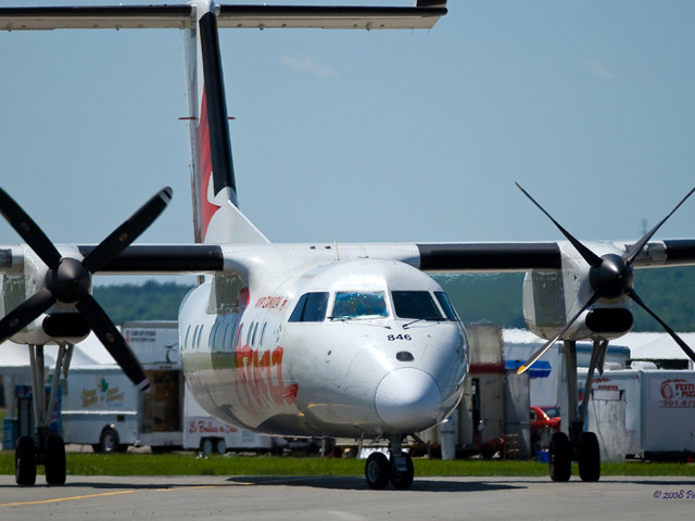 В канадском Торонто совершил вынужденную посадку двухмоторный турбовинтовой самолет авиакомпании Air Canada: Dash-8