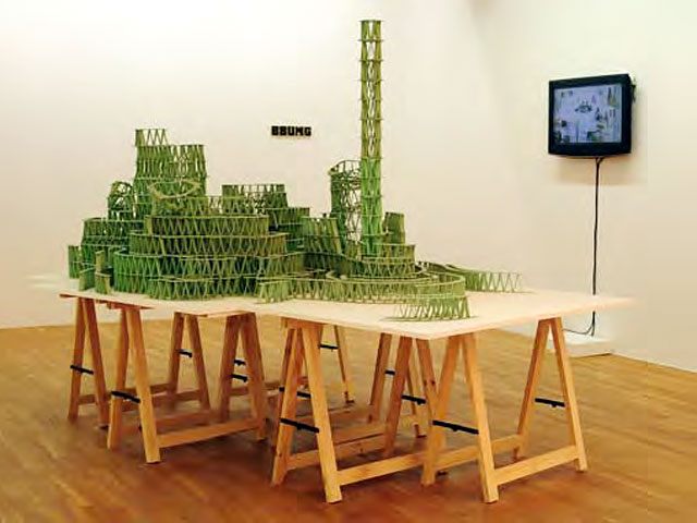 Французский художник Жереми Лаффон создал уникальную скульптуру со сложной геометрией, использовав в качестве строительного материала 4 тысячи пластинок мятной жевательной резинки