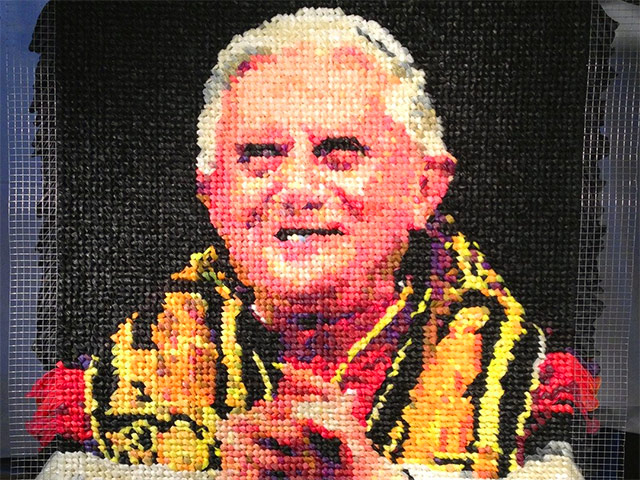 Американская художница выразила свой протест против осуждения католической церковью средств контрацепции, создав экстравагантный предмет искусства: портрет Папы Бенедикта XVI, составленный из 17 тысяч презервативов