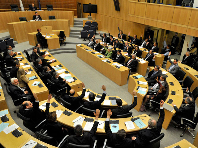 В парламенте Кипра продолжается жесткое обсуждение антикризисных мер