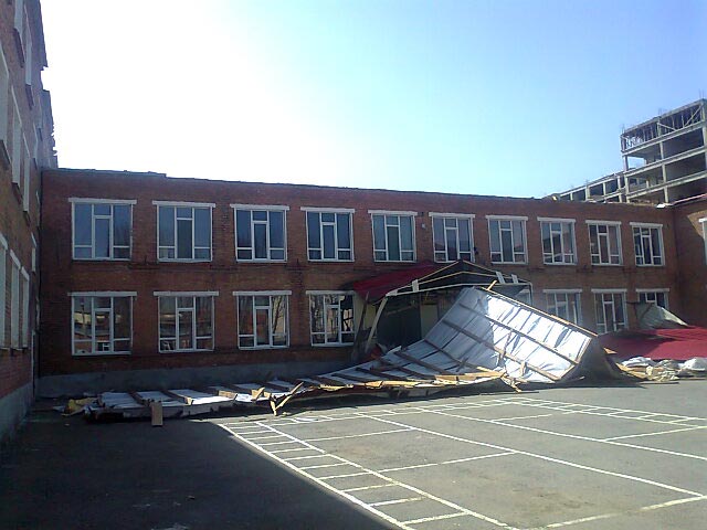 Ураган в Ингушетии: сорвало крышу школы, угроза обрушения торгового центра в Назрани