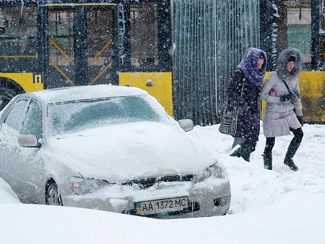 Рекордный "снегопад столетия" на Украине оставила без электроэнергии 615 населенных пунктов