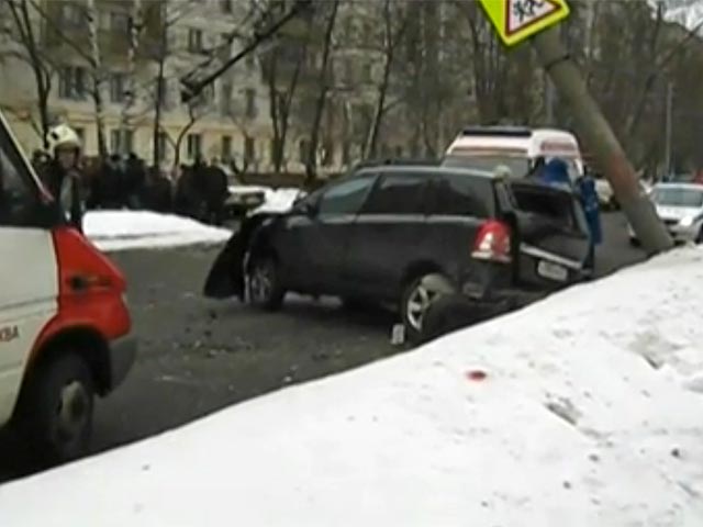 В очередном ДТП на улицах Москвы погиб сын водителя, который сел за руль пьяным. Авария произошла в субботу вечером на 15-й Парковой улице: Opel Zafira вылетел на встречную полосу, где столкнулся с двумя автомобилями