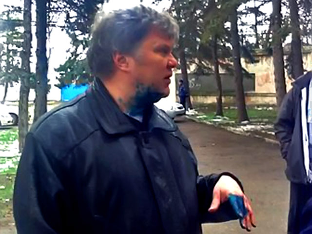 Лидера оппозиционной партии "Яблоко" Сергея Митрохина, прибывшего на выборы главы города Анапа (Краснодарский край), опрыскали из шприца неизвестной жидкостью