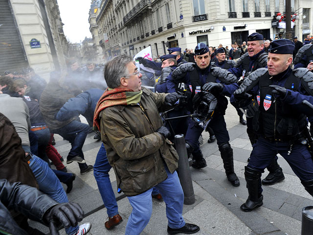 Участников многотысячного протеста против гей-браков во Франции разогнали слезоточивым газом