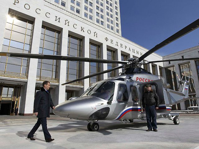 Медведев улетел с работы на вертолете, выложив фотоотчет в интернет