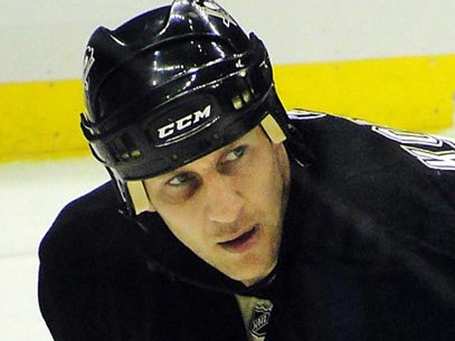 Клуб НХЛ "Флорида Пантерз" поспешил отправить на пенсию знаменитого российского хоккеиста Алексея Ковалева. На прошлой неделе представители "Пантер" анонсировали окончание его замечательной карьеры, позабыв, вероятно, что в хоккей умеют играть и за океано