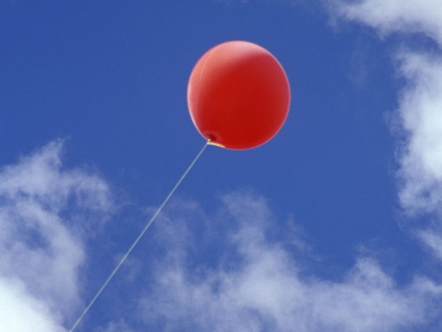 Сотрудники венесуэльской телекоммуникационной компании Cantv с помощью воздушных шариков, наполненных гелием, отправили в небо чек с дивидендами за прошлый год