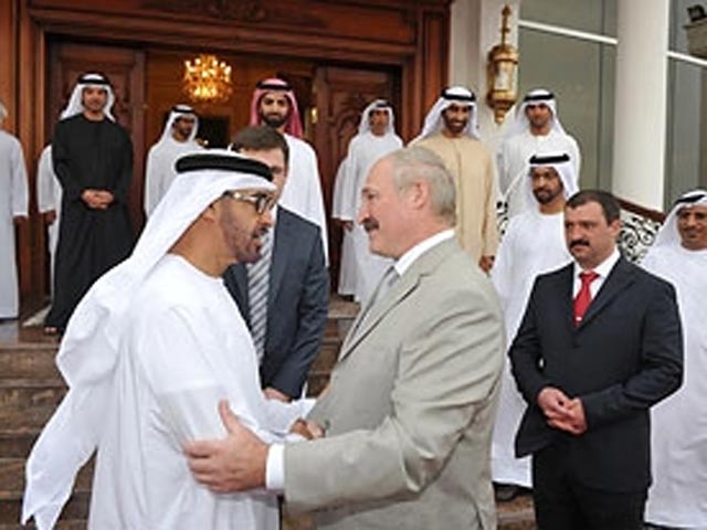 Визит белорусского президента Александра Лукашенко в Объединенные Арабские Эмираты продолжается третий день, однако в отличие от визита в Индонезию и Сингапур об итогах этой неожиданной поездки на Восток практически ничего не известно