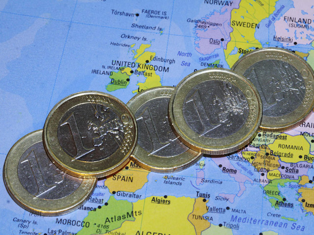  	  Кипрский кризис обвалил евро, рубль может последовать за ним  время публикации: 11:02  последнее обновление: 11:02 	  блог 	печать 	сохранить 	почта    Курс евро 27 марта обновил пятимесячный минимум, опускаясь в ходе биржевых торгов на российском рын