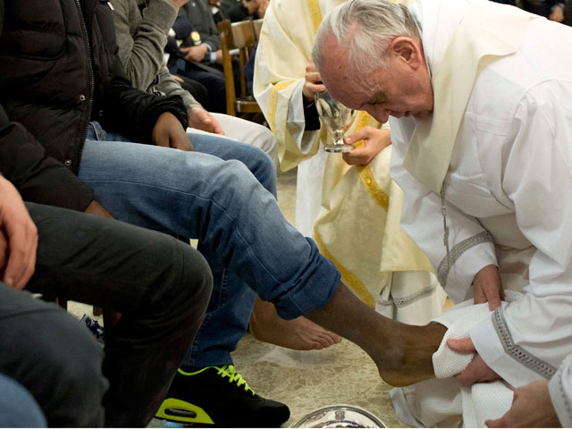 Папа Франциск в Великий четверг омыл ноги юным преступникам