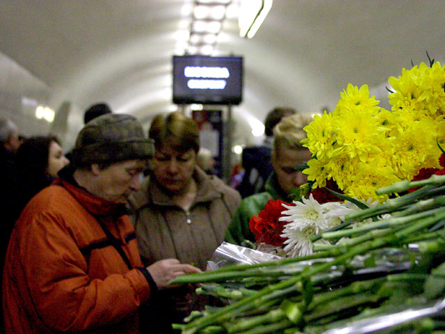 Спустя три года после терактов на "Лубянке" и "Парке Культуры" СК продолжает расследование. Москвичи несут цветы