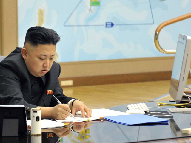 Лидер северной Кореи Ким Чен Ын выбрал явно "неполиткорректную" модель компьютера, в отличие от своего телефона