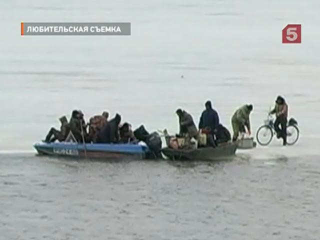 В Балтийском море спасают сотни рыбаков: одна льдина с ними откололась в Калининграде, а две - в Латвии