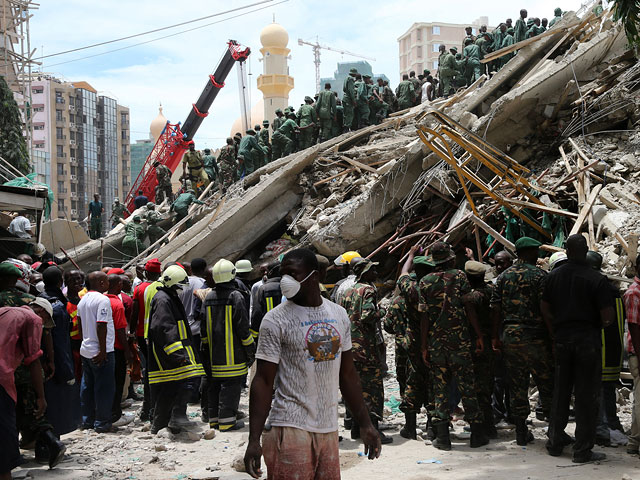 Под завалами рухнувшей в Танзании высотки нашли 17 тел