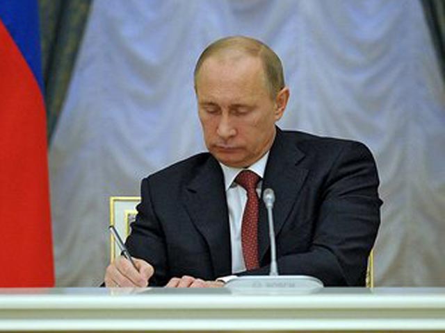 Более 2 миллиардов рублей будет выделено в 2013 году в России на поддержку социально ориентированных некоммерческих организаций, соответствующее распоряжение подписал президент Владимир Путин