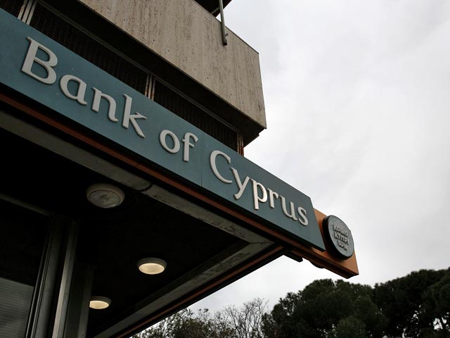 Центробанк Кипра официально подтвердил, что в соответствии с распоряжением министерства финансов владельцы депозитов в Банке Кипра, превышающих 100 тысяч евро, получат акции в обмен на 37,5% своих активов, а их общие потери от "стрижки" могут достичь 60%
