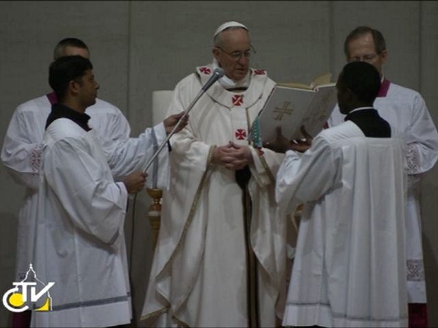 Недавно избранный глава Католической церкви Папа Римский Франциск впервые встречает Пасху в новом качестве