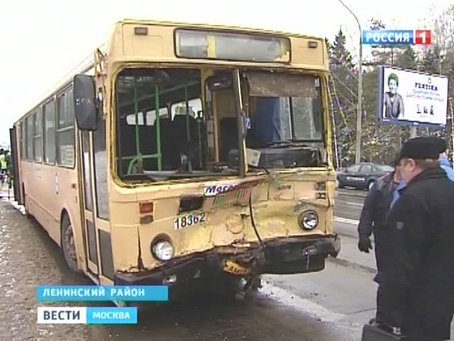 Один человек погиб и несколько пострадали при столкновении автобуса и иномарки в Москве