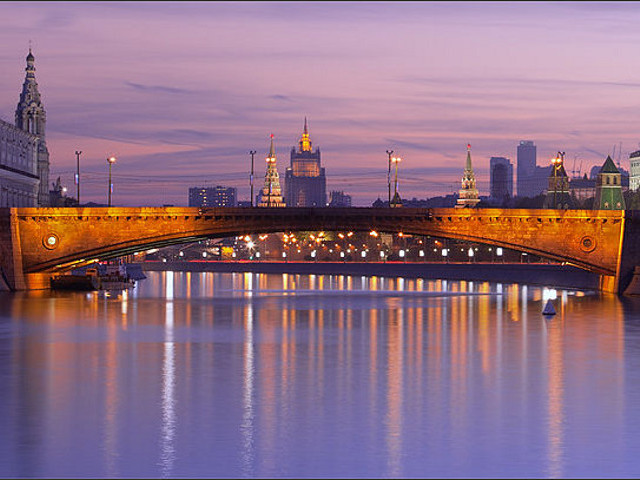Нетрезвый мужчина попытался покончить с собой, прыгнув в Москву-реку с Большого Москворецкого моста