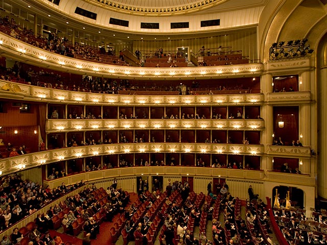 Исполнение оперы Вагнера "Парсифаль" в Венской опере накануне вечером было неожиданно прервано